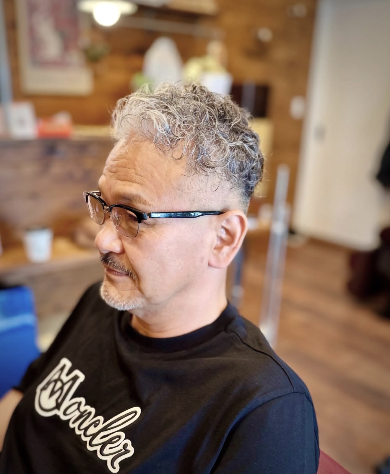 グレーヘアのカールスタイル